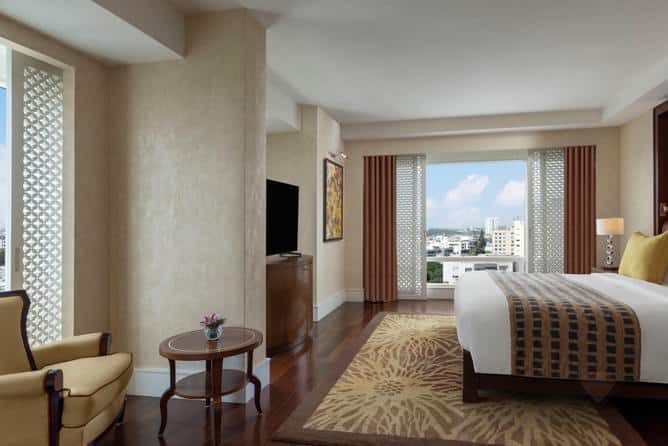 The RitzCarlton, photo 2